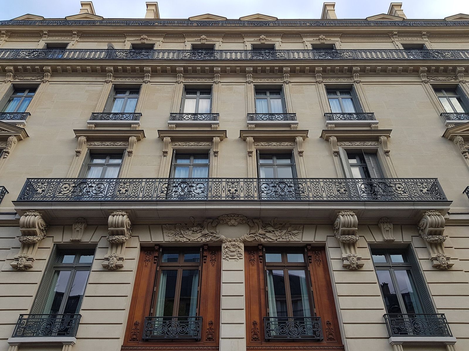 Façade d'un immeuble de rapport en pierre de taille, avenue Kléber à Paris